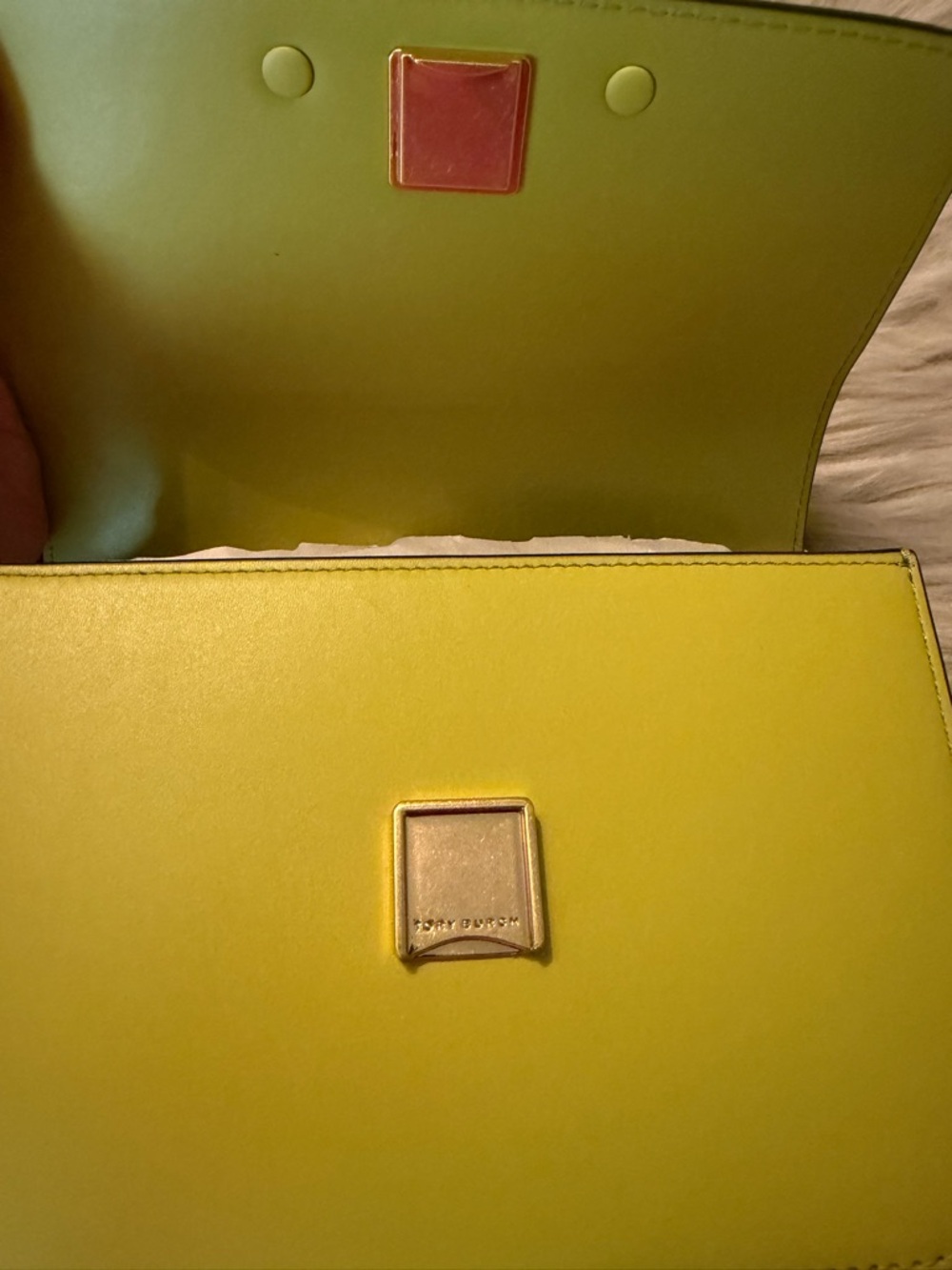 Tory Burch Small Eleanor Chain Crossbody with Gold Logo. - Picture 14 of 16